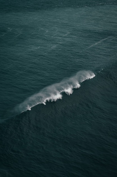 vertical-shot-beautiful-colliding-strong-ocean-waves-cloudy-day_181624-4940.jpg