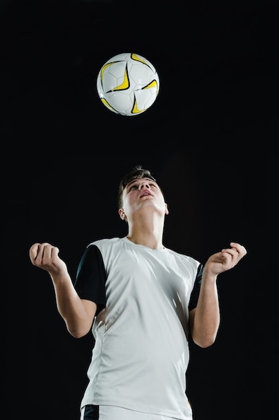 soccer-player-playing-ball-with-head_23-2147604959.jpg