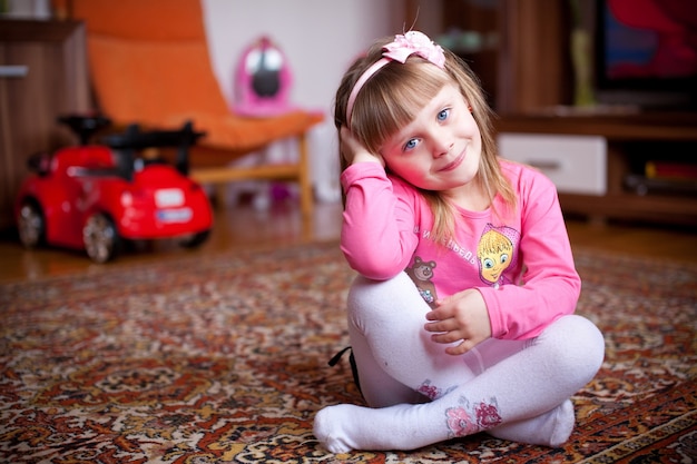 child-playing-home_1328-1108.jpg