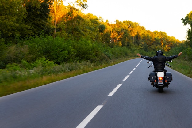 full-shot-man-riding-motorbike_23-2150810250.jpg